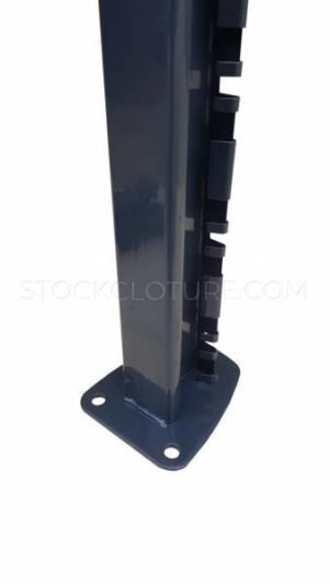 Poteau à encoches en "H" sur platine soudée pour grillage rigide